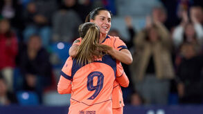 Kika abraçada por Clàudia Pina