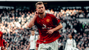 De Ligt celebra com a camisola do Manchester United