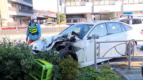 Carro atropela grupo de pessoas em Tóquio e motorista tenta fugir... a pé