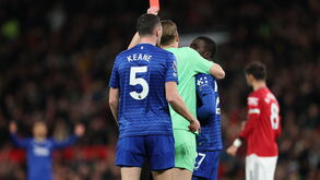 Surreal: jogador do Everton é expulso após agredir colega de equipa