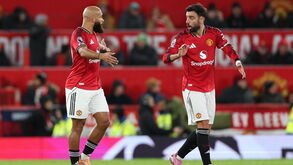 Bruno Fernandes e Bryan Mbeumo durante o Manchester United-Everton