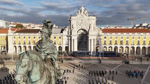Cerimónias do 25 de Novembro: imagens de drone mostram desfile militar em Lisboa