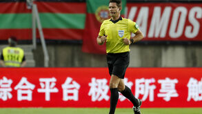 O árbitro Matej Jug 