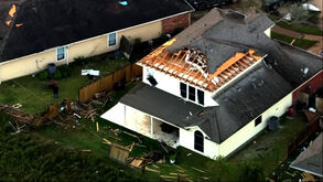 Telhados arrancados e postes caídos: tempestades severas provocam destruição no Texas