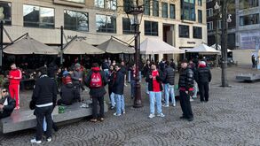 Termómetros nos 3ºC e muita polícia por perto: adeptos do Benfica 'aquecem' para jogo com Ajax