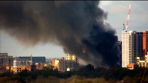 Incêndio em armazém provoca enorme coluna de fumo negro em Londres