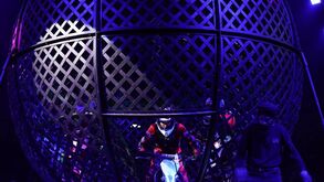 Acrobata de 26 anos morre no 'Globo da Morte' durante espetáculo em Itália