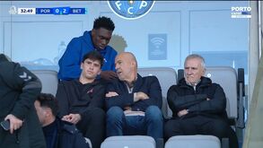 Prpic e Samu assistem ao jogo dos sub-19 no Estádio Municipal Dr. Jorge Sampaio