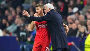 José Mourinho dá instruções a Samuel Dahl durante o Ajax-Benfica na Liga dos Campeões