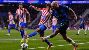 Jogadores disputam a bola durante o Atlético Madrid-Inter 