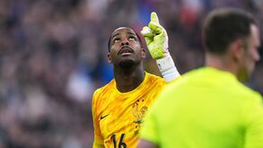 Chelsea fixa mira no guarda-redes Mike Maignan