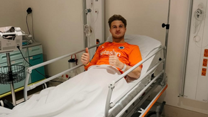 Guarda-redes do Club Brugge em cama do hospital