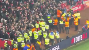 Ultras do Bayern envolvidos em confrontos violentos com 'stewards' nas bancadas do Emirates