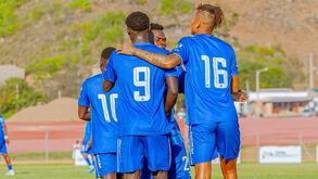 Jogadores do Songo celebram título de campeão de futebol moçambicano