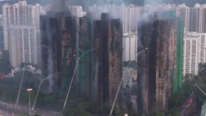 Imagens aéreas mostram arranha-céus destruídos pelo fogo em Hong Kong 