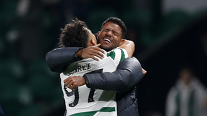 Luis Suárez dedicou o 2-0 ao brasileiro - ei-los abraçdos