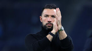 Francesco Farioli reage durante o jogo com o Nice