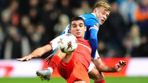 Víctor Gómez disputa a bola no jogo com o Rangers