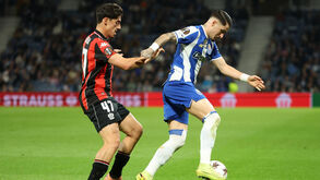 Tiago Gouveia e Borja Sainz disputam a bola durante o FC Porto-Nice