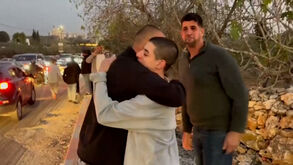 O momento emocionante em que adolescente americano libertado de prisão israelita se encontra com o pai