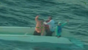 Homem de 90 anos e família resgatados após estarem 20 horas no mar no Golfo do México