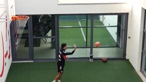 Será que Lebron James consegue fazer isto? João Veloso faz magia... com uma bola de basquetebol