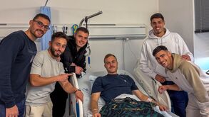 João Caiado já foi operado e recebeu camisola autografada pelo plantel