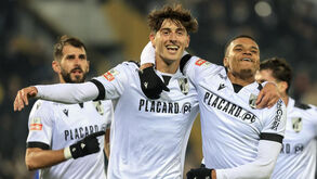 Jogadores do V. Guimarães festejam durante o jogo com o AVS