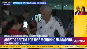 Mourinho 'superstar' na chegada do Benfica à Madeira: treinador parece um jogador a dar autógrafos e a tirar fotografias