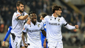 Jogadores do V. Guimarães festejam frente ao AVS