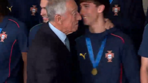 Marcelo Rebelo de Sousa distribuiu os seus 'famosos' apertos de mão à Seleção sub-17