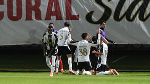Futebolistas do Nacional celebram um golo contra o Benfica