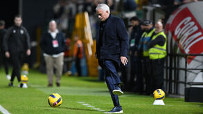 José Mourinho reage no banco de suplentes durante o jogo com o Nacional