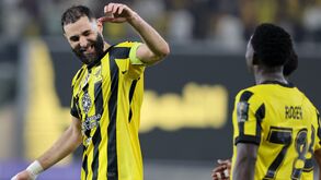 Benzema celebra com Roger na goleada (4-1) do Al Ittihad ao Al Shabab