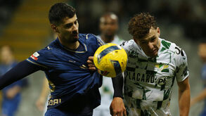 Gil Dias e Diogo Travassos travam um duelo durante o Moreirense-Famalicão