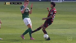 Pulgar entrou 'a matar' sobre central do Palmeiras, viu amarelo e adeptos nem queriam acreditar