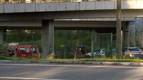 Cinco pessoas morrem carbonizadas dentro de carro em Lisboa: viatura despistou-se e pegou fogo