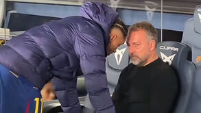 As imagens que estão a preocupar Espanha: Flick abatido à conversa com Raphinha