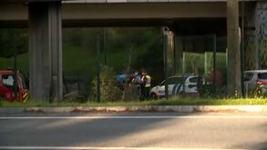 Sobe para seis o número de mortes num acidente em Lisboa: vítimas terão ficado carbonizadas dentro do carro