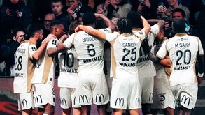 Lens vence Angers por 2-1