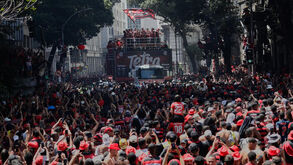 Imagens impressionantes: centenas de milhares 'pintam' ruas do Rio de Janeiro após conquista do Flamengo