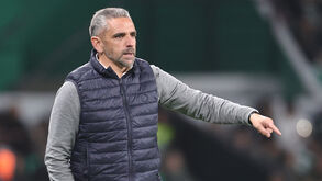 Rui Borges reage junto ao banco de suplentes do Sporting