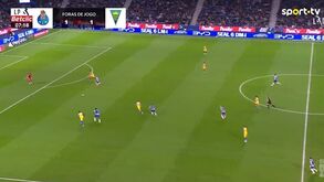 William Gomes aproveitou péssima saída de bola do Estoril e colocou o FC Porto na frente