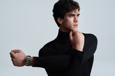Homem em forma usa smartwatch Huawei Watch GT 5 Pro para monitorizar atividades