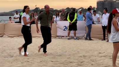 Príncipe William arregaça as calças e mostra dotes para o voleibol na praia de Copacabana 
