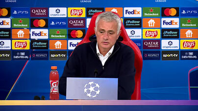 Mourinho revela o que disse no balneário aos jogadores após derrota diante do Bayer Leverkusen