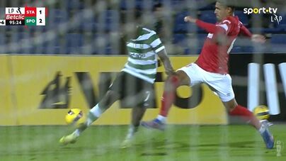 O polémico golo da vitória do Sporting frente ao Santa Clara: açorianos ficaram revoltados com decisão de dar canto aos leões