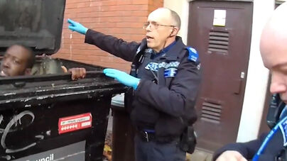 Homem rouba 12 mil euros em óculos e é apanhado escondido em contentor do lixo 