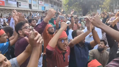 Manifestantes celebram condenação à pena de morte da ex-primeira-ministra do Bangladesh Sheikh Hasina 