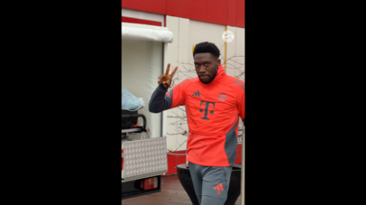 Jogador do Bayern Munique treina com bola no relvado